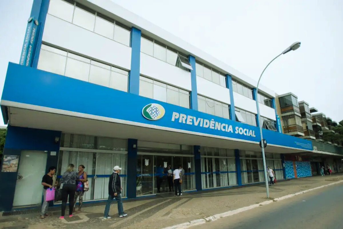 Fachada de uma agência da Previdência Social no Brasil, relacionada à investigação de fraude no INSS.
