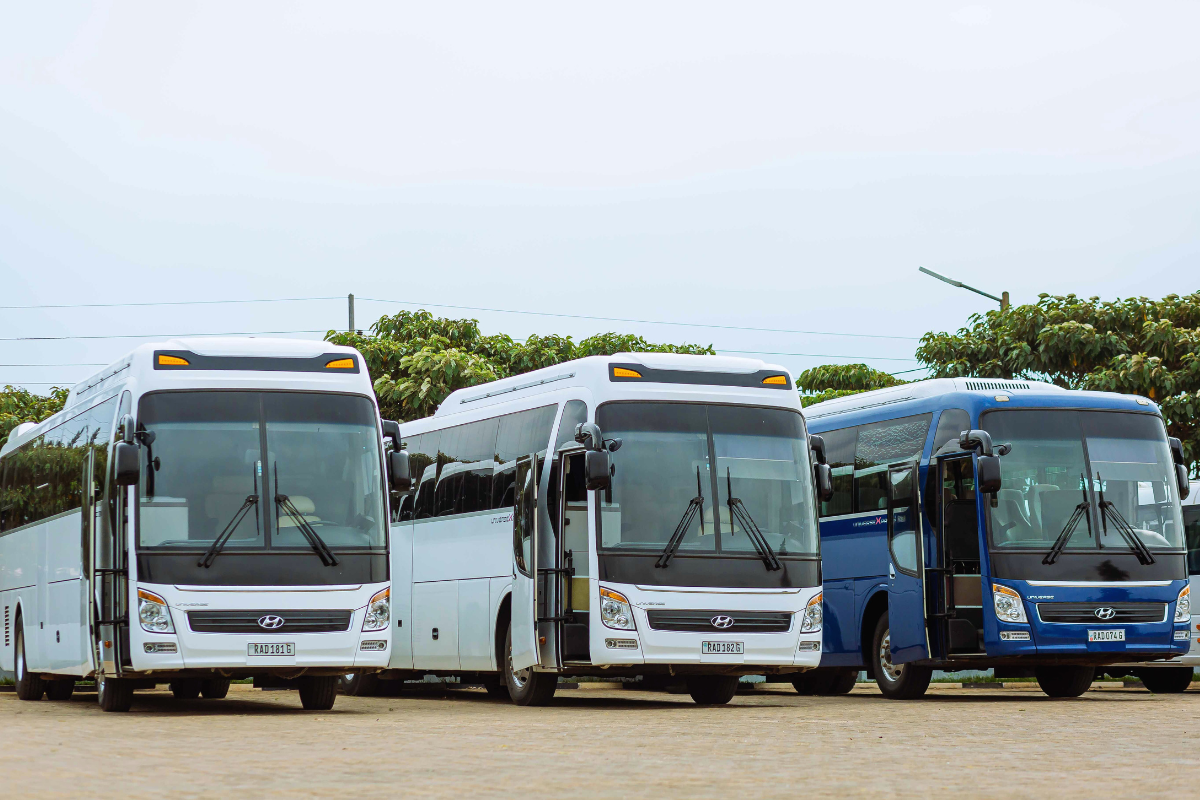 Ônibus estacionado na garagem, em momento de pausa e preparação