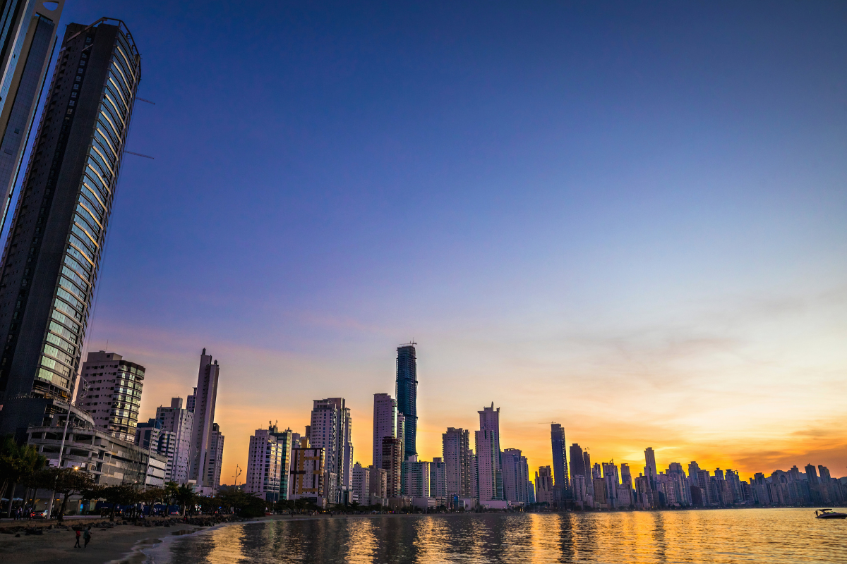 Arranha-céus de luxo em Balneário Camboriú, representando o crescimento do mercado imobiliário de alto padrão no Sul do Brasil.