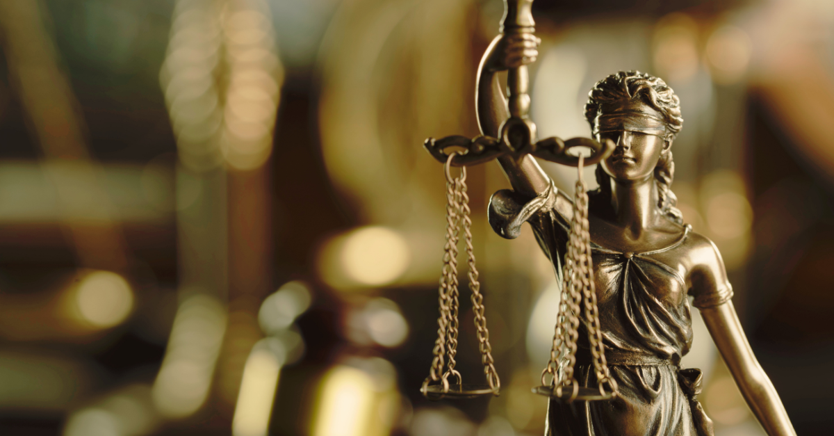 Balança da Justiça representando o equilíbrio e os direitos na Nova Lei de Seguros 2026.