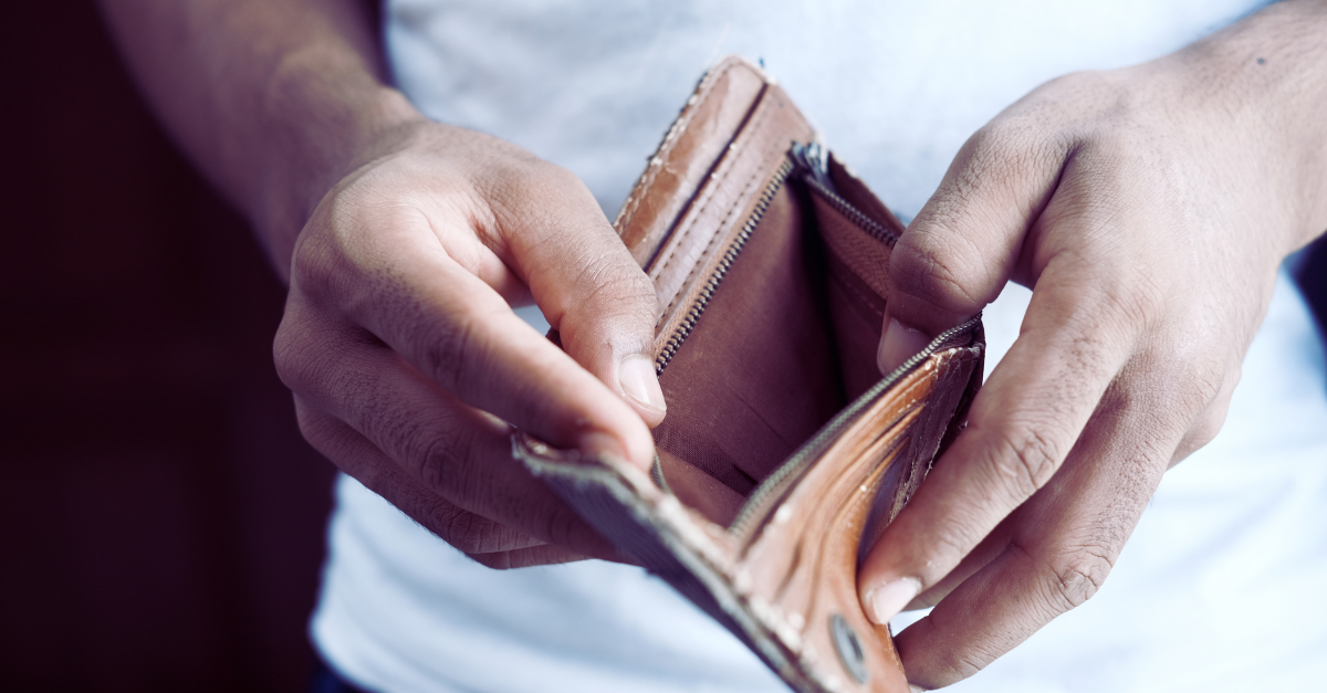 autônomo segurando uma carteira vazia de couro nas mãos, simbolizando a perda de renda e a falta de seguro.
